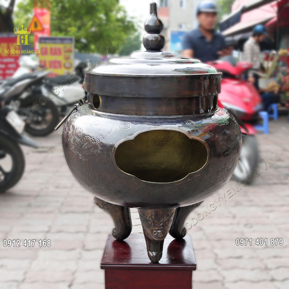 Bề mặt ngo&agrave;i của lư h&oacute;a v&agrave;ng được l&agrave;m m&agrave;u giả cổ v&agrave; xử l&yacute; c&ocirc;ng nghệ cao